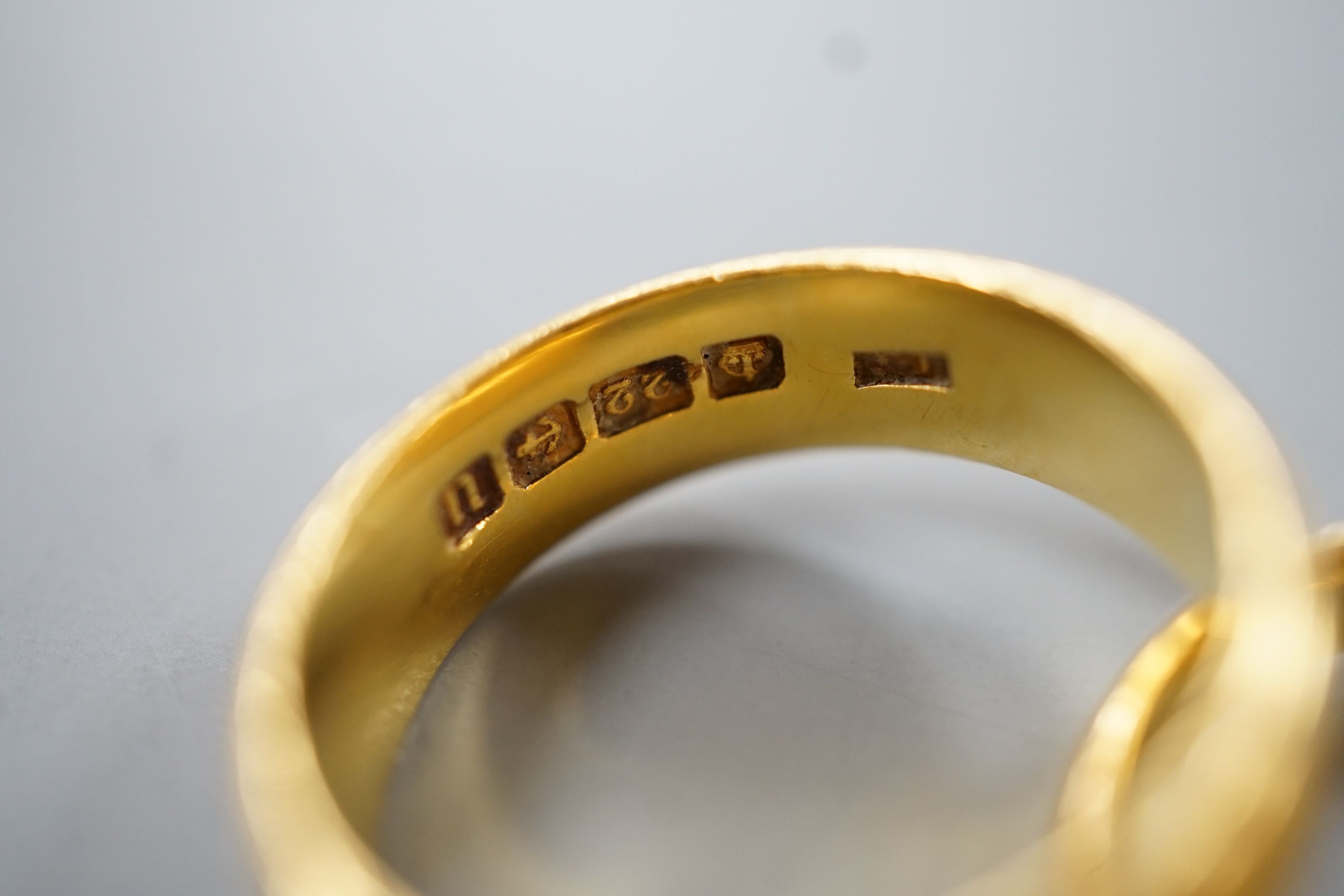 Four assorted mainly early 20th century 22ct gold wedding bands and an 18ct and diamond chip set ring(stones missing